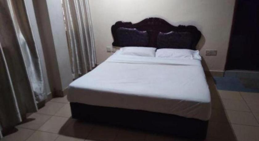 Oyo 90376 Centre Point Hotel Limbang Eksteriør billede
